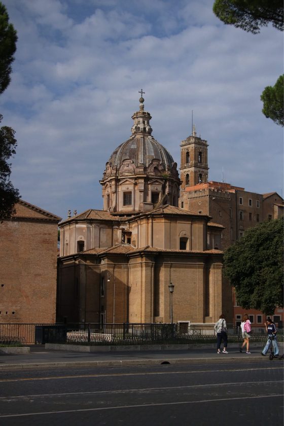 Église historique et coupole à Rome