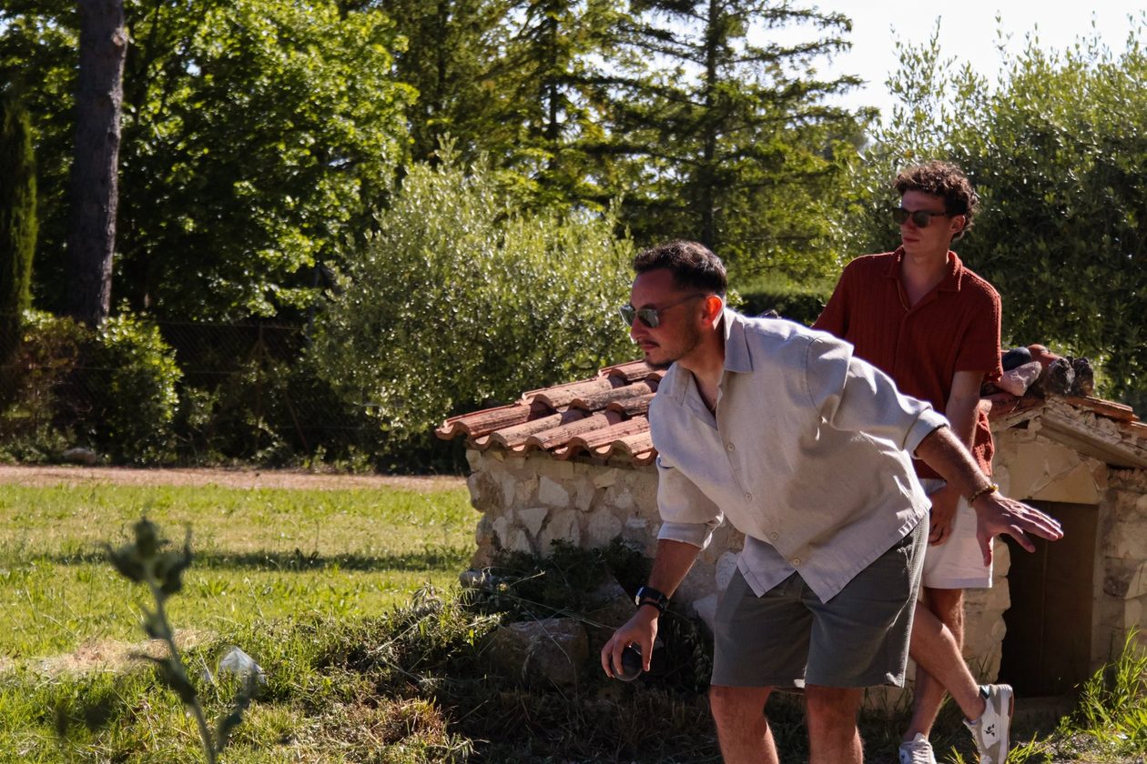 Partie de pétanque entre amis