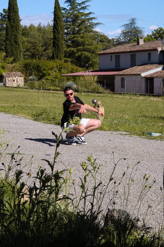 Joueur de pétanque en plein tir